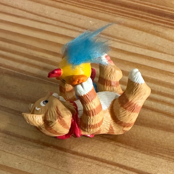 Mischievous Kittens Series #13 Hallmark Keepsake Ornament 2011 - Picture 4 of 6